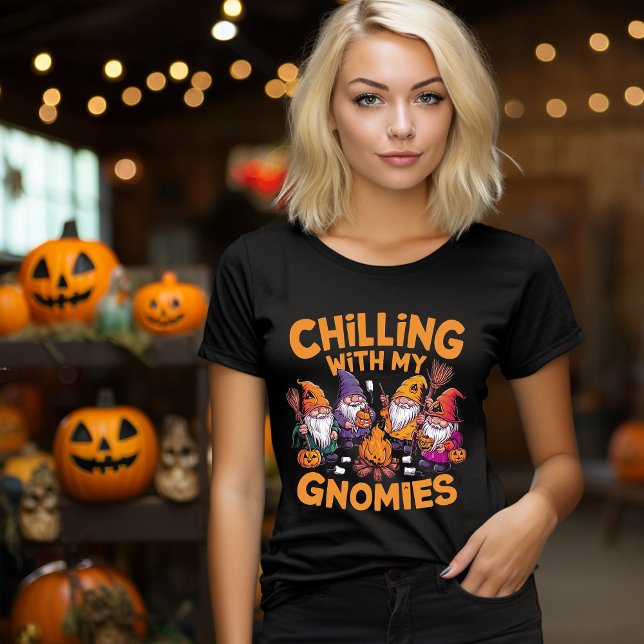 Halloween Gnome Chillin' mit meinen Gnomen T-Shirt (Von Creator hochgeladen)