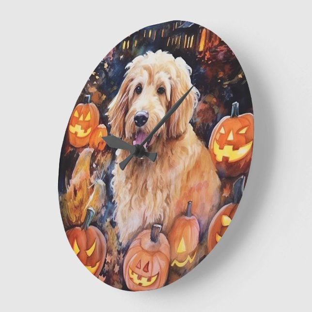 Halloween Goldendoodle mit Pumpkins Beängstigend Große Wanduhr (Winkel)