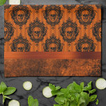 Halloween Gothic | Orangefarbene und schwarze Schä Geschirrtuch<br><div class="desc">Der Alltag ist Halloween! #goth Vintag,  dramatische und edgy grunge inspirierte dunklen und mooody Schmuckton mit schwarz gerahmtem Schädelmuster. Für die Produktkoordination besuchen Sie bitte das JustFharryn Zazzle Geschäft. Alle Rechte vorbehalten. #zazzlemade</div>