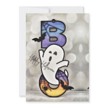 Halloween Gruselige Hexe fliegt über ein Spukhaus