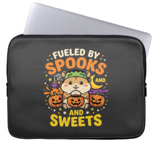 Halloween-Hamster, angefeuert von Spuk und Süßigke Laptopschutzhülle