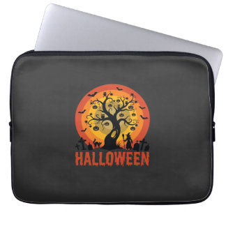 Halloween Haunted Tree Witch and Black Cats Laptopschutzhülle