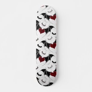 Halloween-Herz mit schwarzen Fledermausflügeln Skateboard