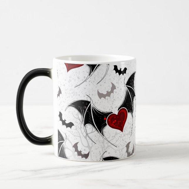 Halloween-Herz mit schwarzen Fledermausflügeln Verwandlungstasse (Links)