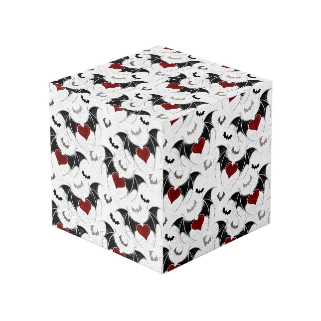 Halloween-Herz mit schwarzen Fledermausflügeln Würfel (Vorderseite Schrägansicht)