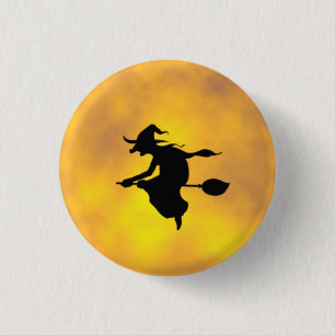 Halloween Hexe auf einem Besenstiftknopf Button