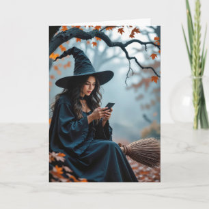 Halloween-Hexe auf ihrem Besen und beim Texten Karte