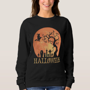 Halloween Hexe fliegt über einen mondbeschienenen Sweatshirt