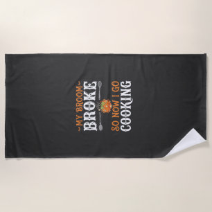 Halloween Hexe Koch Besen Zerbrochen Design_1 Strandtuch