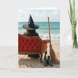Halloween Hexe sitzt auf einem Sofa an der Küste Karte