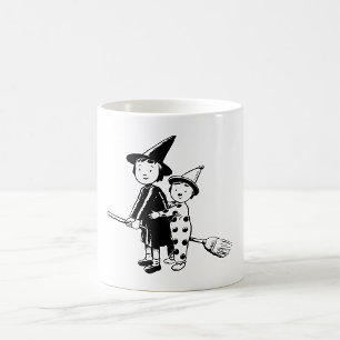 Halloween-Hexe und Clown auf einem Besenstiel Kaffeetasse