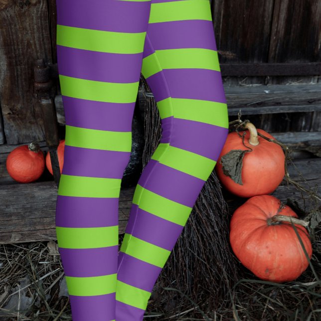 Halloween Hexs Lila Strümpfe mit grünem Streifen Leggings (Witch's green and purple leggings side view.)