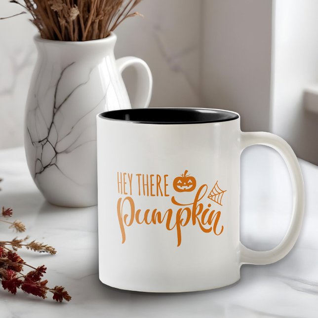 Halloween Hey Da Pumpkin Zweifarbige Tasse (The design features text that says "Hey there, pumpkin," perfect for those fall mornings)