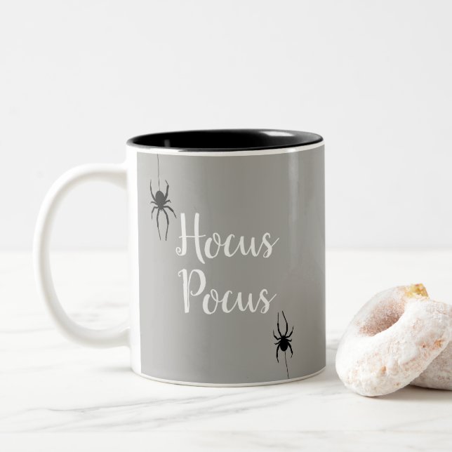Halloween Hocus Pocus Spider Pattern Tasse (Mit Donut)