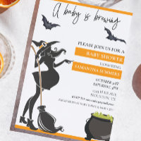 Halloween ist ein Baby, das die Hexe der Moderne b