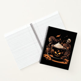 Halloween-Kaffeekunst – Gruseliger Latte mit Skele Notizbuch