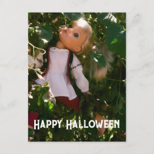 Halloween kaputte Puppe im Garten Postkarte