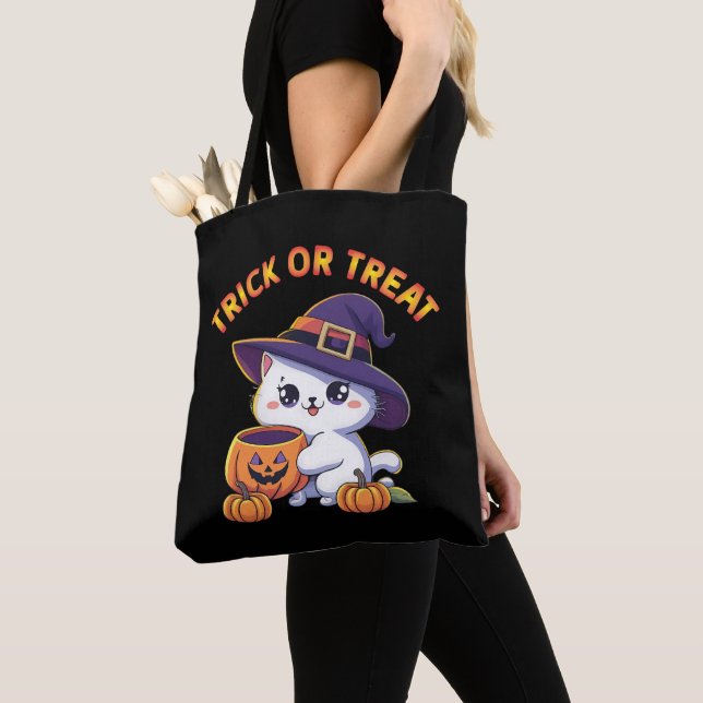 Halloween-Katze mit Jack O' Lantern Pumpkin (Von Nahem)