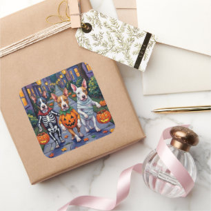 Halloween-Kostüme von Bull Terrier Trick oder Trea Quadratischer Aufkleber