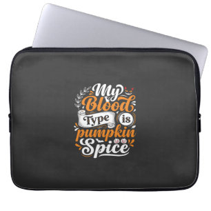 Halloween-Kürbis-Gewürz-Blutgruppe Retro-Typograph Laptopschutzhülle