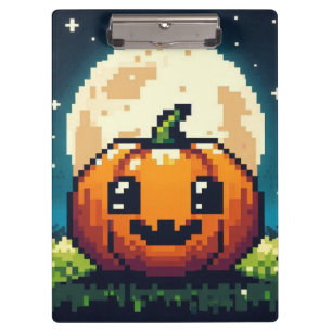 Halloween-Kürbis mit 8 bit unter dem Mond Klemmbrett