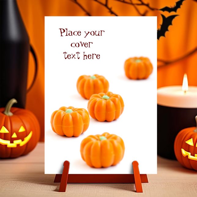 Halloween-Kürbis Postkarte (Customizable postcard with the image of a group of candies in shape of pumpkin)