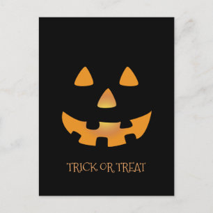 Halloween Kürbisgesicht auf schwarzem Hintergrund Postkarte