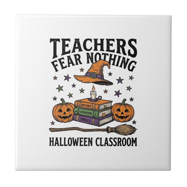 Halloween-Lehrer-Shirt mit Hexen-Büchern_1 Fliese (Vorderseite)