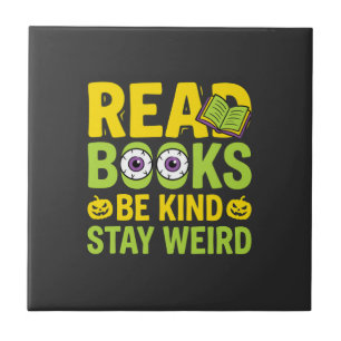 Halloween Lies Bücher Sei nett Bleib seltsam Desig Fliese