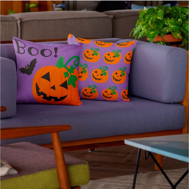 Halloween Lila Background Orange Kürbislaterne Kissen (Spooky Shades of Purple Haze is all the rage this Halloween! )