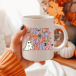 HALLOWEEN MAMA IN MEINER SPOOKY-MAMA KAFFEETASSE<br><div class="desc">Entdecken Sie die ultimative Mischung aus Leckerbissen und Süße mit unserer Keramik Cartoon Ghost Tasse, mit dem whimsical Satz "IN MY SPOOKY MAMA ERA" in Pastelltöne, Creme, Rosa und violette Farben. Dieser großartige Halloween-Schriftart verleiht Ihrer Kollektion eine Touch Retro-Charme. Diese Tasse ist mit klassischen Halloween-Dekorationen wie Schädeln, Spinnen, einer Schwarzkatze...</div>