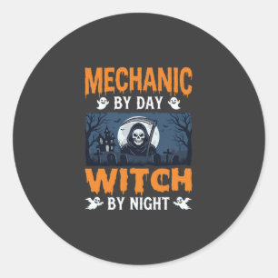 Halloween Mechaniker bei Tag, Hexe bei Nacht Runder Aufkleber