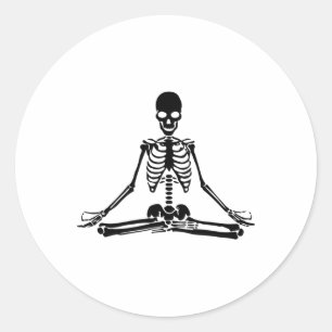 Halloween meditierendes Skelett-Yoga Runder Aufkleber