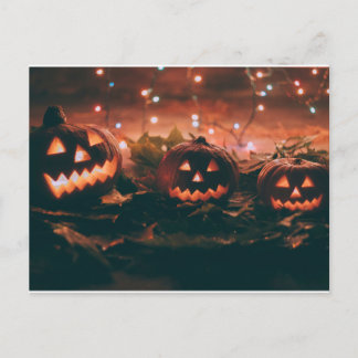 Halloween mit Kürbissen und Lichtern Postkarte