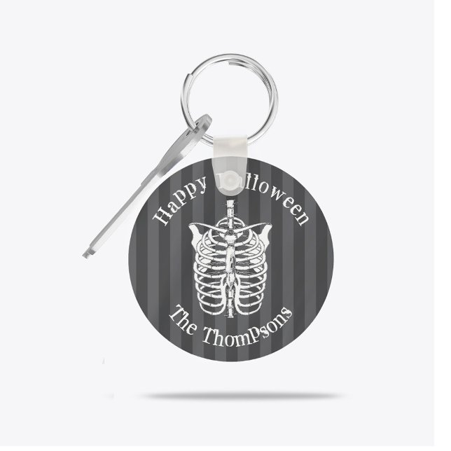 Halloween Modern Spooky Skeleton X-Ray Schlüsselanhänger (Personalized spooky skeleton Halloween keychain with gothic striped background design.)