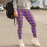 Halloween-Muster für Niedliche Lila Kürbislaterne Leggings<br><div class="desc">Diese niedlichen Halloween-Leggings sind perfekt für Frauen,  die Oktober Liebe. Dieses hübsche lila Halloween-Muster zeigt einen lächelnden Jack O' Lantern,  eine leckere,  schwarze Spinne und zwei verschiedene köstliche Kuchen mit Hexenhüten auf der Oberseite für einen Trick oder Leckerbissen.</div>