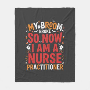 Halloween Nurse Practitioner Besen Kaputt Design Fleecedecke
