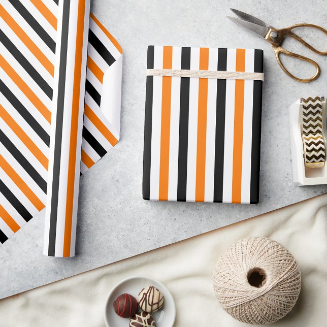 Halloween Orange Schwarz-weiß Stripes Patterngesch Geschenkpapier (Halloween Orange Black White Stripes Pattern Gift Wrapping Paper)