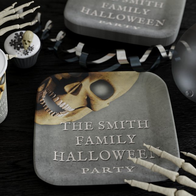 Halloween-Party Spooky Skull Square Papier Teller (Add your family name to this spooky skull Halloween party paper plate)