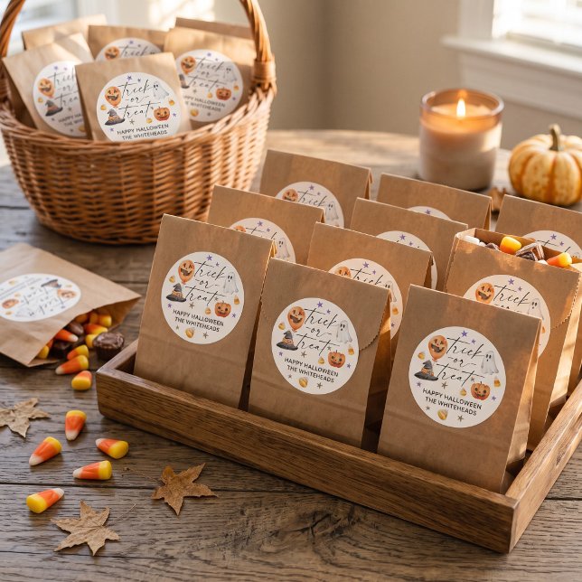 Halloween-Party Trick oder Treten Runder Aufkleber (Celebrate the season with this Trick or Treat watercolor Halloween party design. )