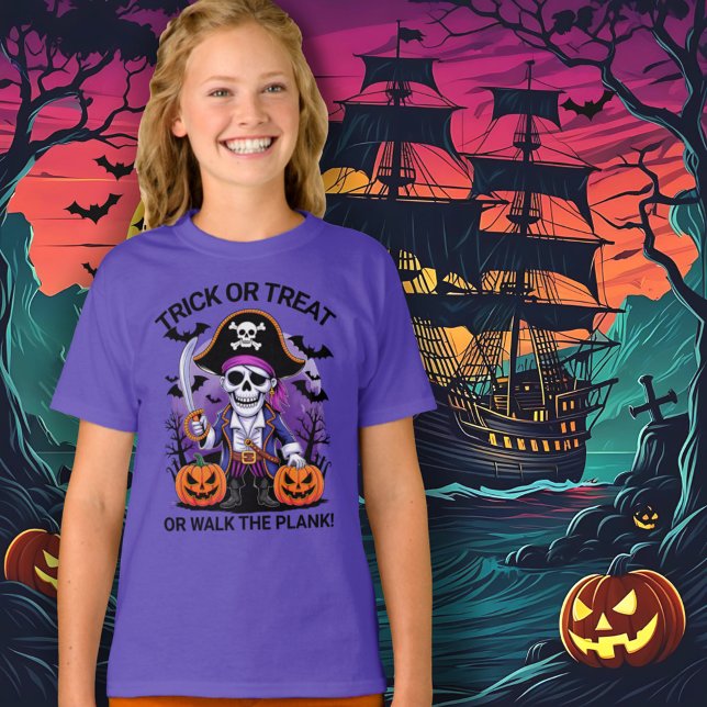 Halloween Pirate Trick or Treat or Walk the Plank T-Shirt (Von Creator hochgeladen)