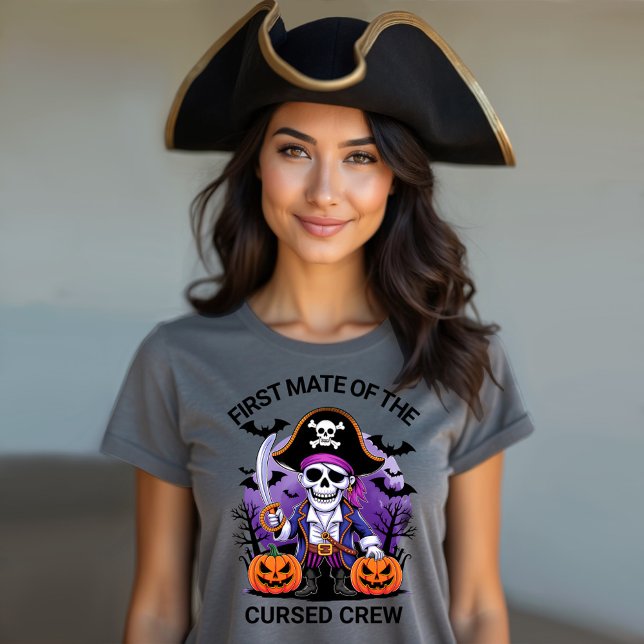 Halloween Piratenkapitän der verfluchten Crew Tri-Blend Shirt (Von Creator hochgeladen)