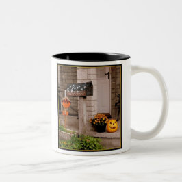 'Halloween Porch'-Tasse Zweifarbige Tasse