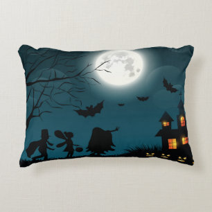 Halloween Pumpkins: Dunkles Schloss, blauer Mond Dekokissen