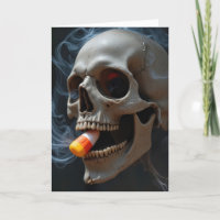 Halloween rauchender Totenkopf beißt Candy Corn
