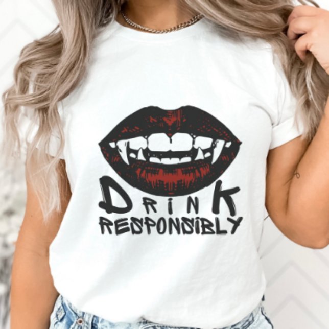 Halloween Red Lips Vampire Fangs Drink verantwortu T-Shirt (Von Creator hochgeladen)