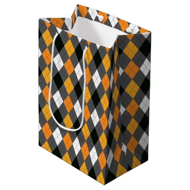 Halloween Retro Raute Orange Black Grey White Mittlere Geschenktüte (Vorderseite Schrägansicht)