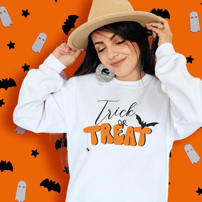 Halloween Retro Trick oder Treat Orange Black Girl T-Shirt (Trick or Treat hand drawn block letter retro typography Halloween with bat and spider)