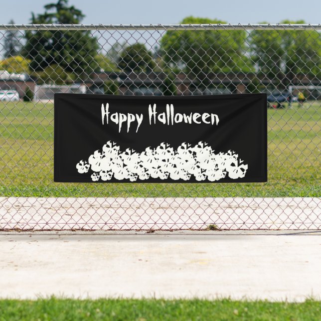 Halloween Schwarz-weißer Schädelhaufen Banner (Insitu)