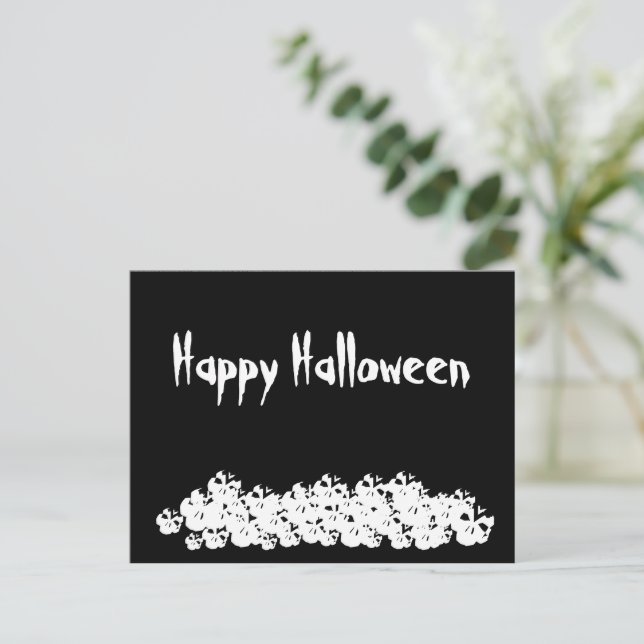 Halloween Schwarz-weißer Schädelhaufen Postkarte (Stehend Vorderseite)